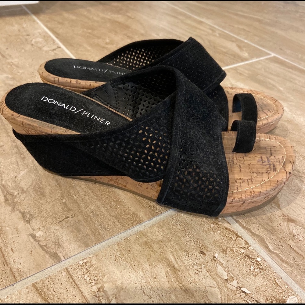 Donald/Pliner Wedges